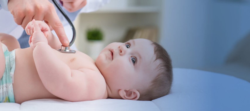 سلامه طفلك بالدنيا فريق <br> متخصص من اطباء الاطفال في البيت